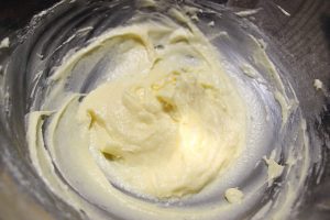 バター、粉糖、全卵を混ぜ合わせる。